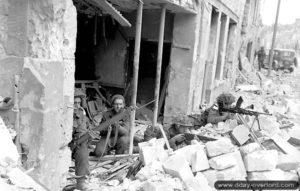 10 juillet 1944 : des personnels du Regina Rifles postés dans les ruines d’un magasin de Caen. Photo : IWM