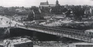 Triple pont Bailey Class 70 baptisé « Monty Bridge » dans Caen en remplacement du pont reliant la ville à Vaucelles, détruit. Photo : IWM