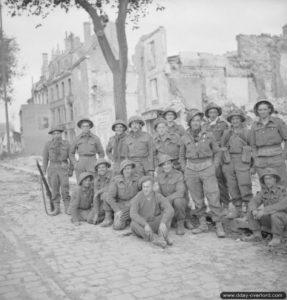 9 juillet 1944 : des soldats du 1st King’s Own Scottish Borderers, 3rd Division, parmi les premiers à rentrer dans Caen pendant l’opération Charnwood. Photo : IWM