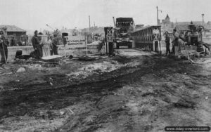 Le pont Bailey baptisé « Reynolds » (du capitaine Reynolds, tué le 23 juillet 1944 à Vaucelles) construit par les Royal Canadian Engineers près du pont de la Mutualité à Caen. Photo : IWM