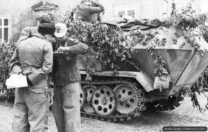 21 juin 1944 : des officiers de la 21. Panzerdivision consultent une carte près d’un SdKfz 251-1 dans le secteur de Caen pendant les combats. Photo : Bundesarchiv