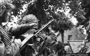 Une équipe de mitrailleurs allemands armés d'une MG 42 lors des combats pour la défense de Caen. Photo : Bundesarchiv