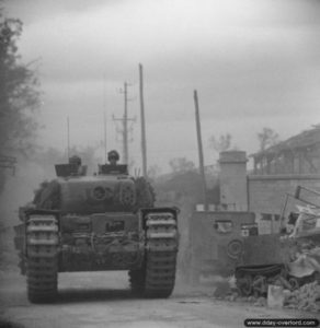 10 juillet 1944 : un char Churchill Avre de la 79th Armoured Division progresse dans les ruines de Caen. Photo : IWM