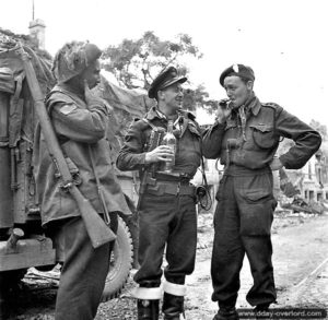 10 juillet 1944 : des soldats canadiens célèbrent la libération de la rive gauche de la ville de Caen. Photo : IWM