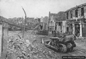 Juillet 1944 : les travaux de construction du pont Monty réalisés par 20th Field Company, 1st Canadian Army Troops Engineers reliant Caen à Vaucelles. Photo : IWM