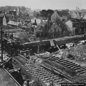 Juillet 1944 : les travaux de construction du pont Monty réalisés par la 20th Field Company, 1st Canadian Army Troops Engineers reliant Caen à Vaucelles. Photo : IWM