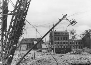 Les destructions le long de l’avenue de Tourville et sur le pont du canal de l’Orne. Photo : IWM