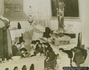 18 juillet 1944 : des civils ayant trouvé refuge dans l'église Saint-Pierre de Caen. Photo : IWM