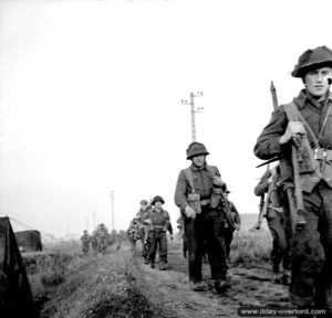 25 juillet 1944 : des soldats du Winnipeg Rifles progressent dans le secteur de Caen. Photo : IWM
