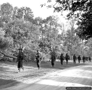18 juillet 1944 : des soldats de la 8th Infantry Brigade progressent dans le quartier industriel de Caen. Photo : IWM