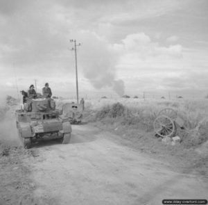 9 juillet 1944 : un char de reconnaissance Stuart progresse en direction de Caen. Photo : IWM