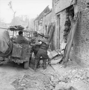 9 juillet 1944 : un blessé est évacué à bord d’une Jeep appartenant à la 3ème division d’infanterie anglaise. Photo : IWM