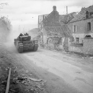9 juillet 1944 : un char Churchill Avre de la 79th Armoured Division progresse dans les ruines de Caen. Photo : IWM