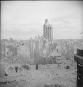 Vue des ruines de Caen avec notamment l’église Saint-Pierre. Photo : IWM