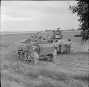 8 juillet 1944 : des chars Stuart et Sherman de la 33rd Armoured Brigade pendant l’opération Charnwood dans le secteur de Caen. Photo : IWM