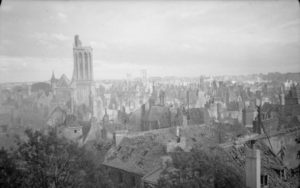 Vue des ruines de Caen avec notamment l’église Saint-Pierre. Photo : IWM