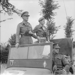 Le général J. T. Crocker commandant le 1er corps britannique avec le Captain Cross et le Lance Corporal Marsden. Photo : IWM