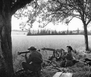 Des soldats anglais en position d’appui au nord de Caen. Photo : IWM