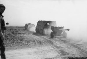 18 juillet 1944 : une chenillette Loyd tracte un canon anti-char 6-Pounder appartenant au 3rd Irish Guards dans le secteur de Cagny pendant l’opération Goodwood. Photo : IWM