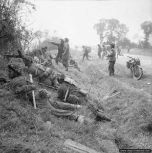19 juillet 1944 : des soldats du 1st Welsh Guards au contact contre les forces allemandes dans le secteur de Cagny pendant l’opération Goodwood. L’officier pointant du doigt est le Major Syret, qui est tué le 22 juillet 1944. Photo : IWM