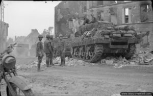 2 août 1944 : un chasseur de chars M10 Achilles traverse la commune de Cahagnes pour rejoindre Aunay-sur-Odon. Photo : IWM