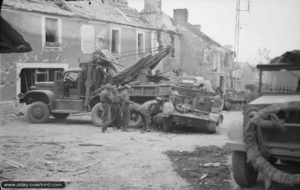 2 août 1944 : des mécaniciens avec un camion Ward Lafrance (6-ton, 6 x 6, "Heavy Wrecker" M1) remorquent un Universal Carrier. Photo : IWM