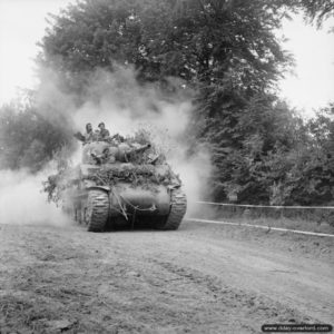 1er août 1944 : un char Sherman progresse à hauteur du lieu-dit Boussigny. Photo : IWM