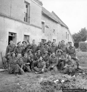 20 juin 1944 : des sous-officiers fêtent le quatrième anniversaire de leur régiment, le Stormont, Dundas and Glengarry Highlanders. Photo : IWM