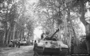 Juillet 1944 : des Panzer VI Tiger II Königstiger (tourelle Porsche) du 1./Schweren Panzerabteilung 503 remis en condition dans le parc du château de Canteloup. Photo : Bundesarchiv