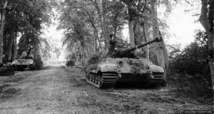 Juillet 1944 : des Panzer VI Tiger II Königstiger (tourelle Porsche) du 1./Schweren Panzerabteilung 503 remis en condition dans le parc du château de Canteloup. Photo : Bundesarchiv