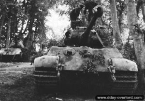 Juillet 1944 : des Panzer VI Tiger II Königstiger (tourelle Porsche) du 1./Schweren Panzerabteilung 503 remis en condition dans le parc du château de Canteloup. Photo : Bundesarchiv