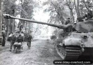 Juillet 1944 : des prisonniers anglais aident les opérations de remise en condition des Panzer VI Tiger II Königstiger (tourelle Porsche) du 1./S.Pzr.Abt. 503. Photo : Bundesarchiv