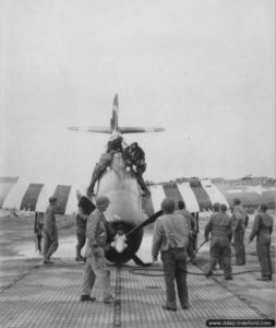 16 juin 1944 : le First Lieutenant Jacob C. Blazicek, du 367th Fight Squadron, 358th Fighter Group, est extrait du cockpit de son P-47D après un atterrissage d’urgence. Photo : US National Archives