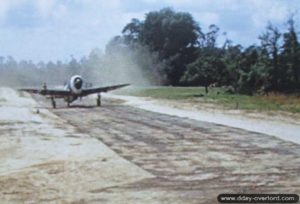 Un chasseur P-47 en déplacement sur l’aérodrome ALG A-3 de Cardonville. Photo : US National Archives
