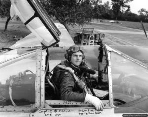 Le captain Cyril Bernard « Cy » Coenen du 402nd Fighter Squadron (370th Fighter Group) à bord de son P-38 sur l'aérodrome l’ALG A-3 de Cardonville. Photo : US National Archives