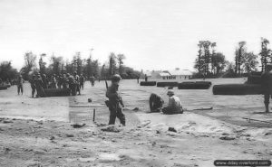 Juillet 1944 : des membres de la 1st Air Force Clearing Station (1st AFCS) sur l’aérodrome ALG A-3 de Cardonville. Photo : US National Archives