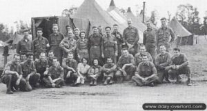 Juillet 1944 : des membres de la 1st Air Force Clearing Station (1st AFCS) sur l’aérodrome ALG A-3 de Cardonville. Photo : US National Archives