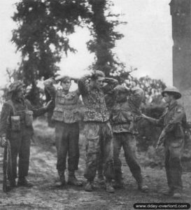 4 juillet 1944 : des soldats S.S. prisonniers dans le secteur de Marcelet à Carpiquet. Photo : IWM