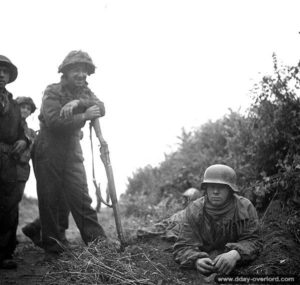 4 juillet 1944 : le soldat Leopold Marcoux et son prisonnier allemand dans le secteur de Carpiquet. Photo : Archives Canada