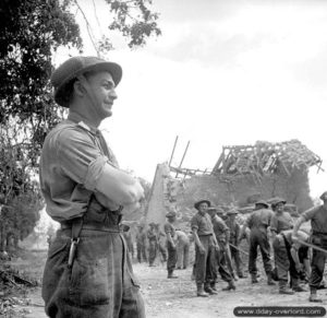 12 juillet 1944 : le lieutenant Terry Readon et sa section en travaux de déblaiement d’une route dans le secteur de Carpiquet. Photo : Archives Canada