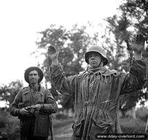 4 juillet 1944 : le soldat Leopold Marcoux et son prisonnier allemand dans le secteur de Carpiquet. Photo : Archives Canada