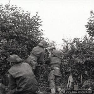 4 juillet 1944 : des soldats du Cameron Highlanders of Ottawa ouvrent le feu avec une mitrailleuse pendant l’attaque de l’aérodrome de Carpiquet. Photo : Archives Canada