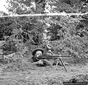 4 juillet 1944 : un soldat de la 8th Canadian Infantry Brigade posté avec une mitrailleuse Bren dans le secteur de Carpiquet. Photo : Archives Canada