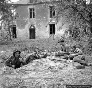 9 juillet 1944 : des soldats du Highland Light Infantry of Canada prennent un petit-déjeuner après les durs combats de la nuit dans le secteur de Carpiquet. Photo : Archives Canada