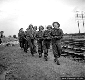 8 juillet 1944 : des sapeurs de la 16th Field Company, R.C.E., remplacent un rail de la voie ferrée Paris-Cherbourg près de Carpiquet. Photo : Archives Canada