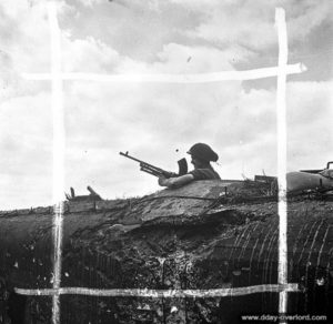 12 juillet 1944 : le sapeur A. Lajambe posté avec une mitrailleuse Bren dans une casemate allemande de l’aérodrome de Carpiquet. Photo : Archives Canada