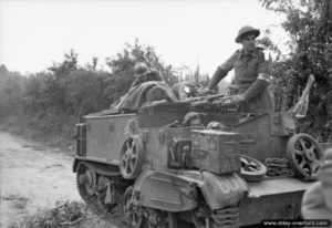 31 juillet 1944 : un Universal Carrier évacue un blessé pendant l’offensive sur Caumont-l’Eventé. Photo : US National Archives