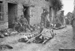 31 juillet 1944 : des soldats blessés allemands et anglais dans un poste de secours régimentaire. Photo : US National Archives