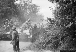 31 juillet 1944 : un Universal Carrier évacue un blessé pendant l’offensive sur Caumont-l’Eventé. Photo : US National Archives