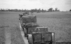 26 juin 1944 : des véhicules de la 4th Armoured Brigade près de Cheux pendant l'opération Epsom. Photo : IWM